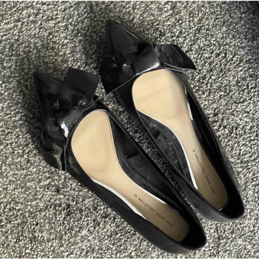Patent leather flats w decorative bow